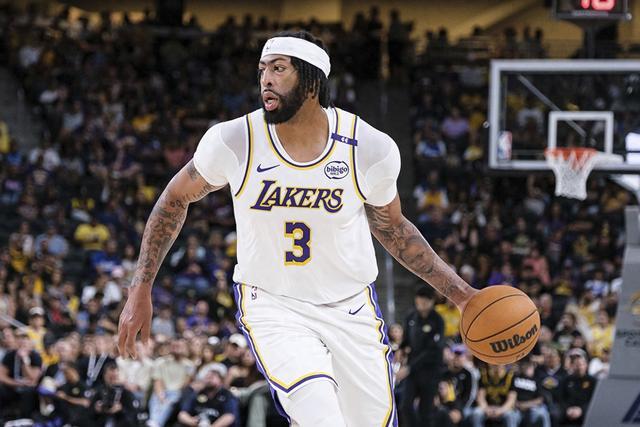 姚明出席NBA中国赛 成龙与贝克汉姆同场现身